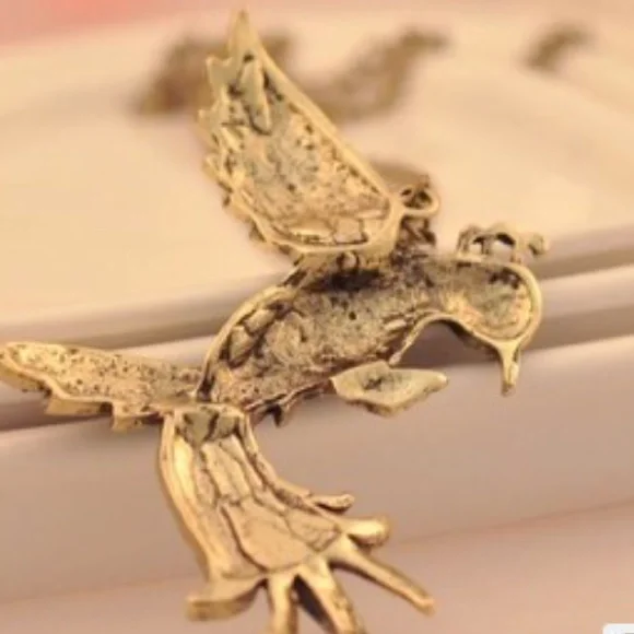 Adorable vintage looking hummingbird necklace - Picture 4 of 4